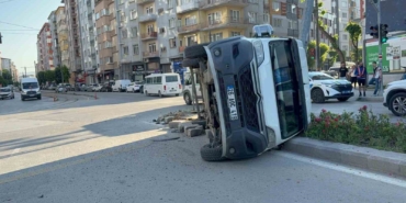 midibusun-carptigi-servis-araci-yan-yatti-44s2vnUi.jpg