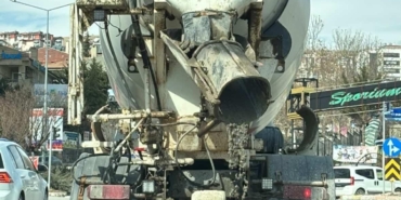 mikserden-tasan-beton-asfalt-yola-dokuldu-AD6squZd.jpg
