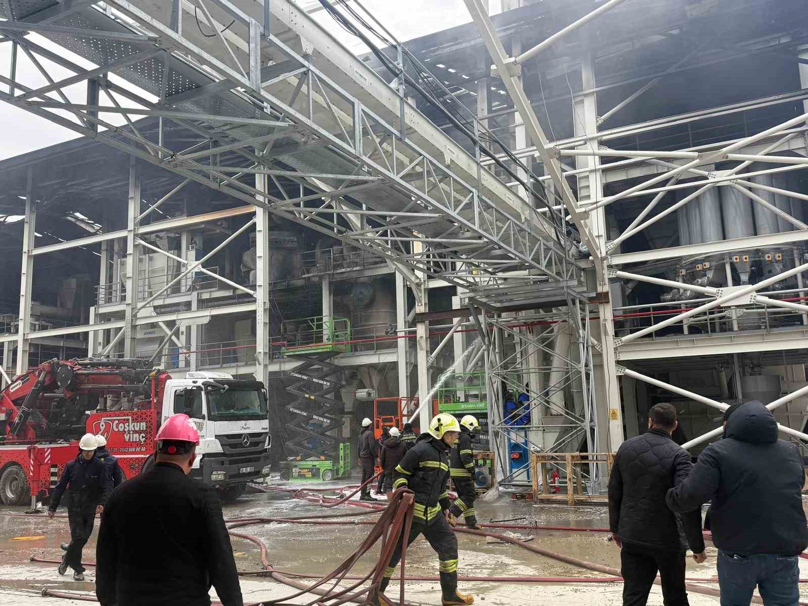 milasta fabrika insaatindaki yangin kontrol altina alindi 2 wHiEEBLy