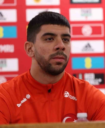 mili-futbolcu-cenk-ozkacar-dunya-kupasindan-emin-zYTpHU6m.jpg