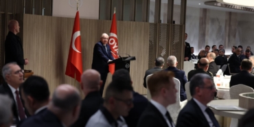 mill-savunma-bakani-guler-iftarda-oyak-ust-yonetimiyle-bir-araya-geldi-RZCBHjMl.jpg