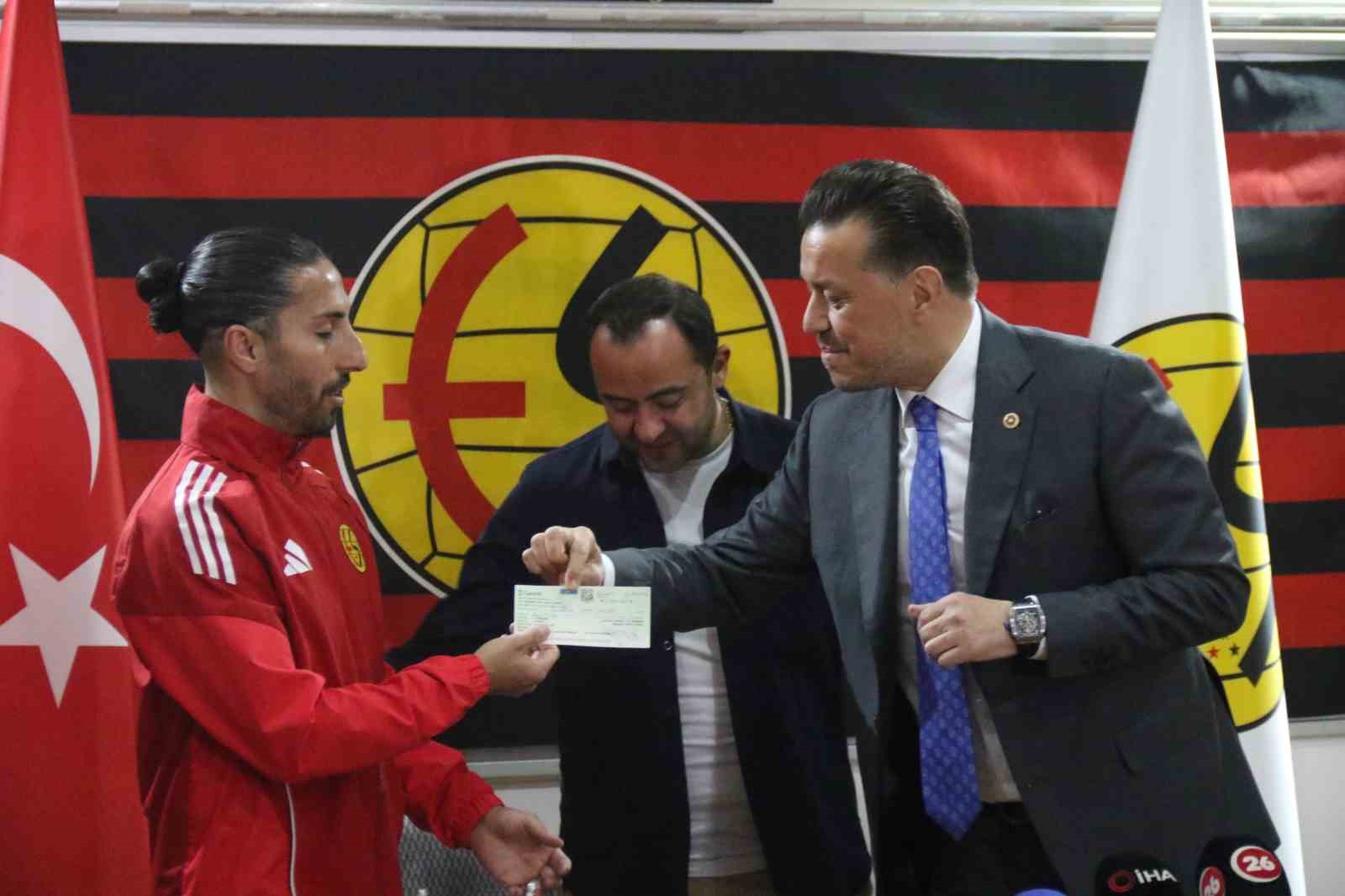 Milletvekili Hatipoğlu’ndan Eskişehirspor’a 5 milyon TL’lik destek 4 milletvekili hatipoglundan eskisehirspora 5 milyon tllik destek 0 7EqJRnY1