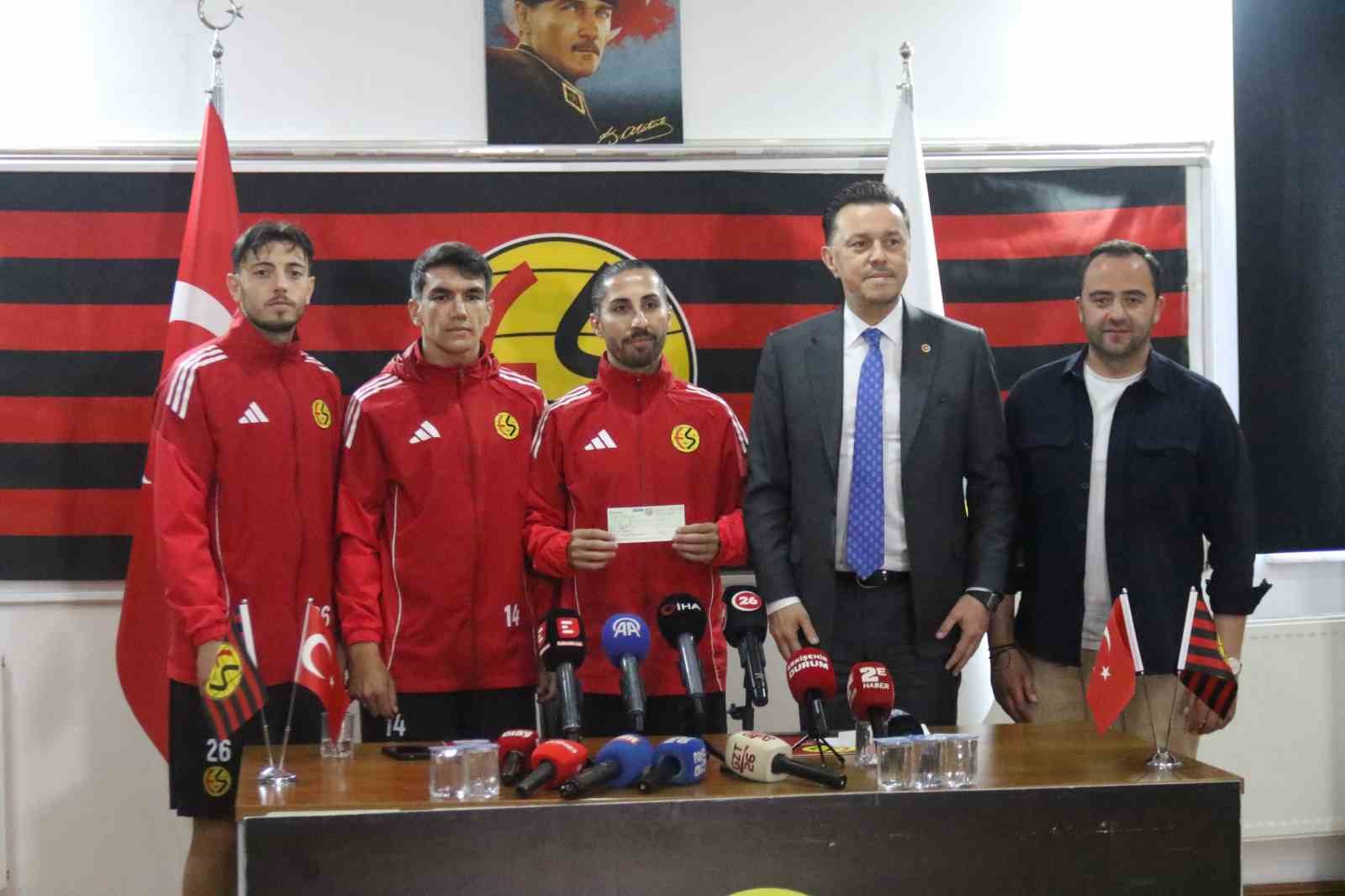 Milletvekili Hatipoğlu’ndan Eskişehirspor’a 5 milyon TL’lik destek 6 milletvekili hatipoglundan eskisehirspora 5 milyon tllik destek 2 gBQOfekj