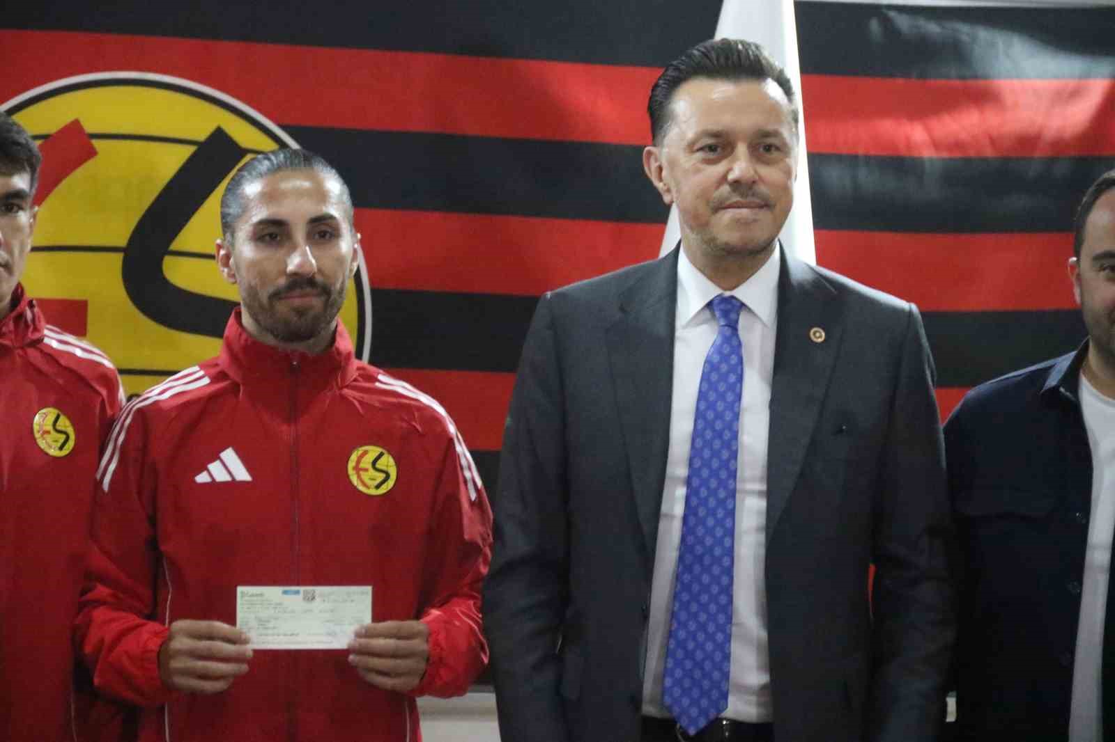 Milletvekili Hatipoğlu’ndan Eskişehirspor’a 5 milyon TL’lik destek 8 milletvekili hatipoglundan eskisehirspora 5 milyon tllik destek 4 ZEmkwdja