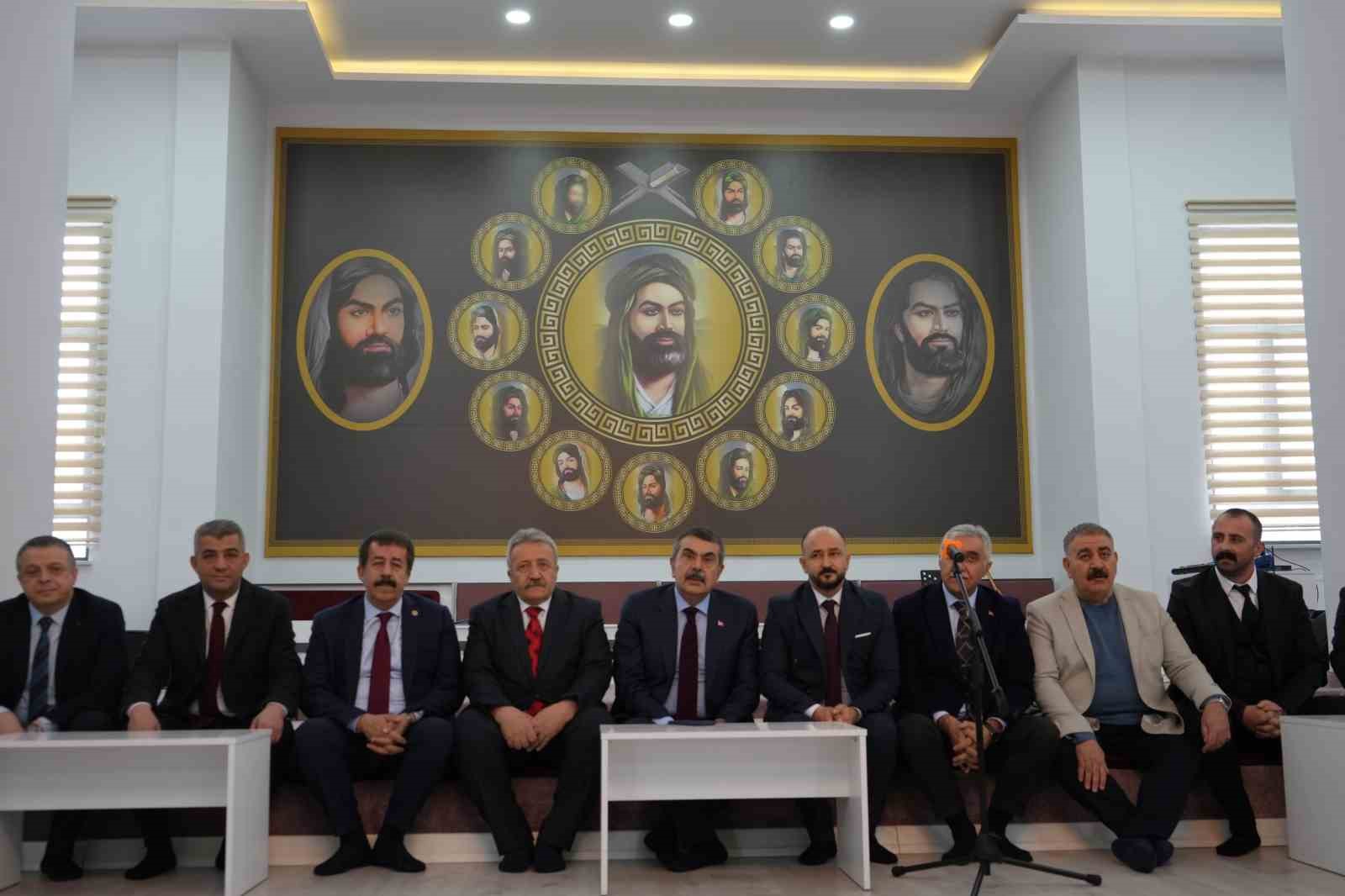 milli egitim bakani prof dr yusuf tekin erzurumda cemevini ziyaret etti 1 IvUddYU5