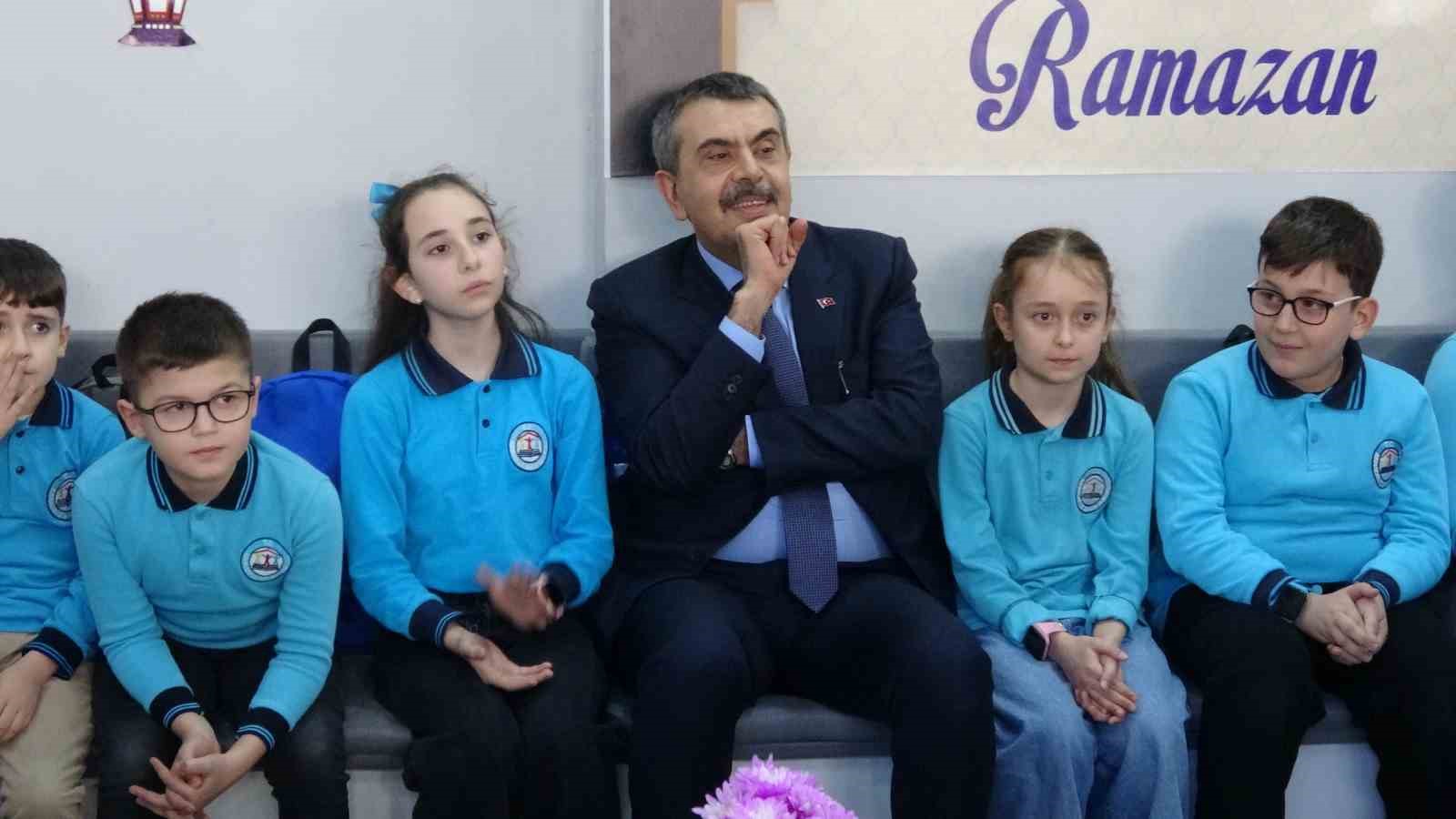 milli egitim bakani tekin artvinde ogrencilerle bir araya geldi 1 zjWtbN9j