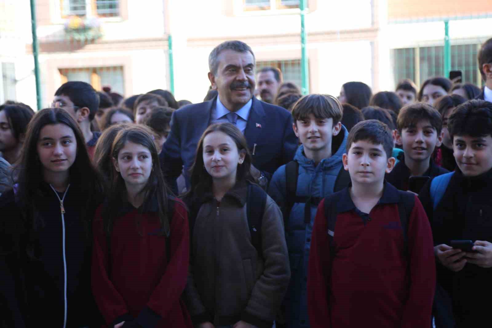 milli egitim bakani tekin artvinde ogrencilerle bir araya geldi 11 FisywYRu