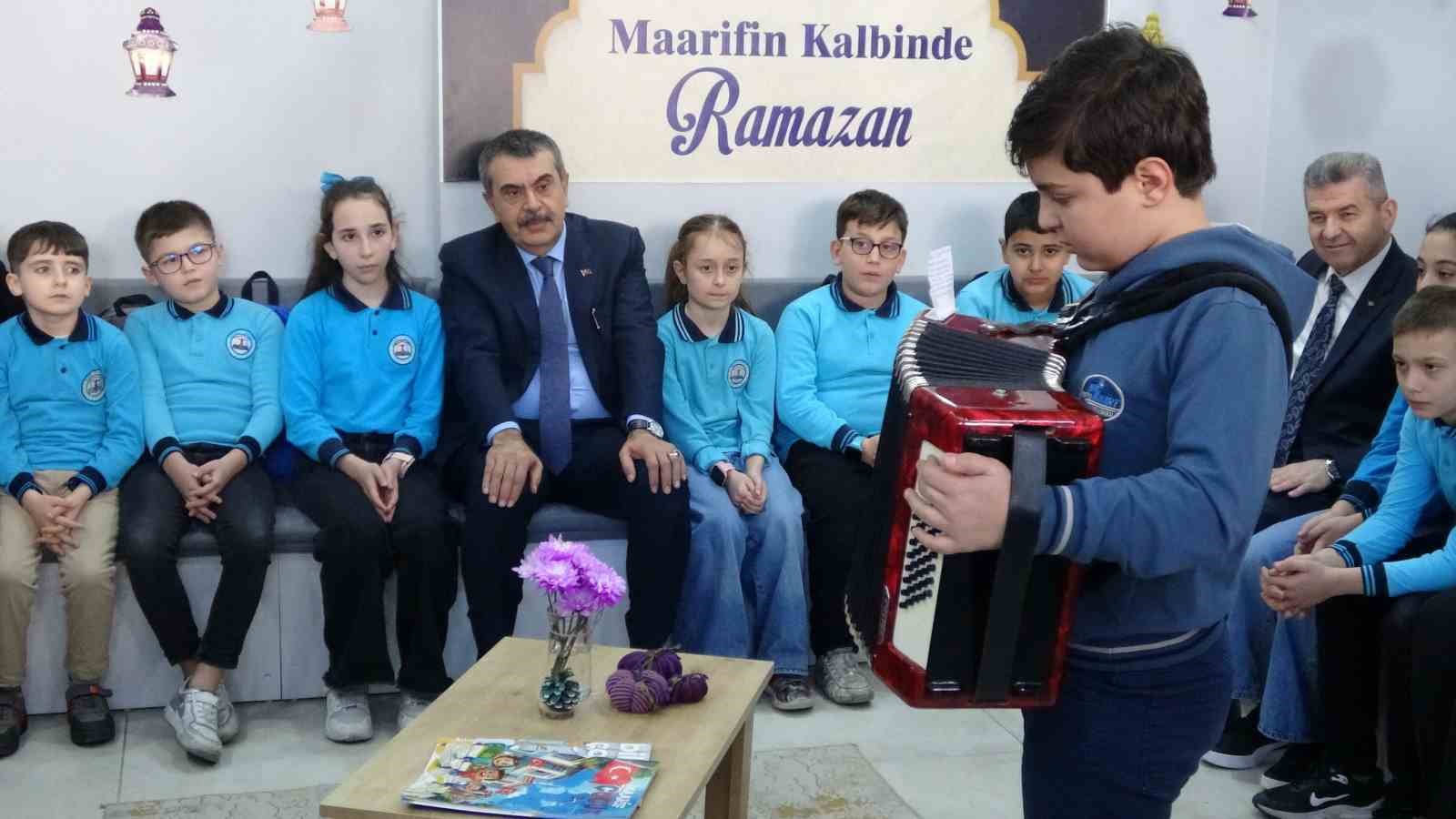 milli egitim bakani tekin artvinde ogrencilerle bir araya geldi 2 8F38s9CP