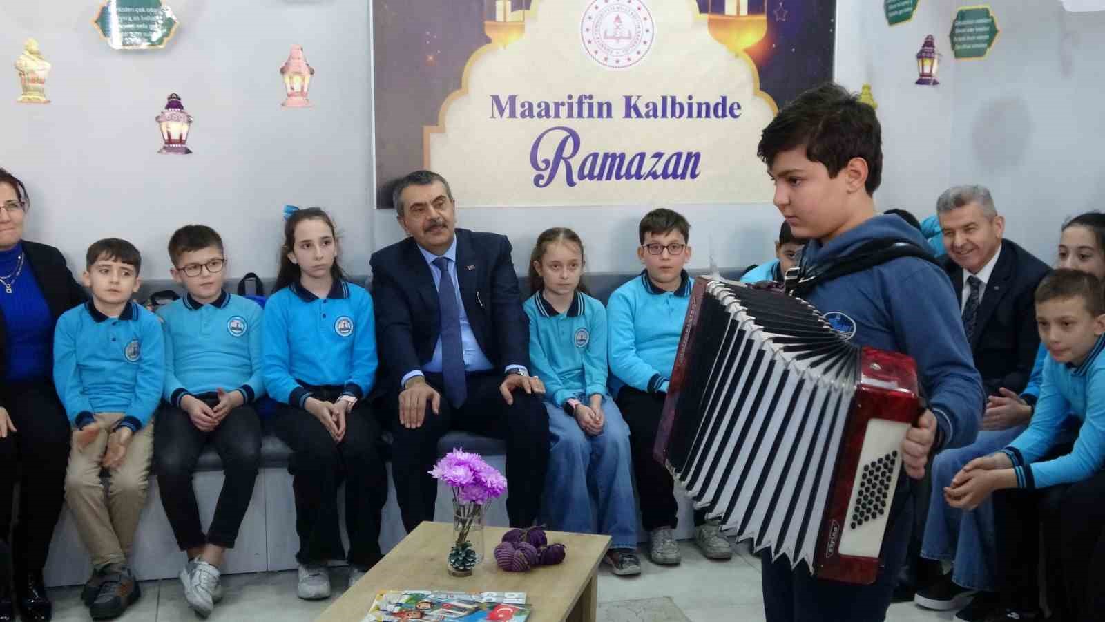 milli egitim bakani tekin artvinde ogrencilerle bir araya geldi 3 mKZROkuq