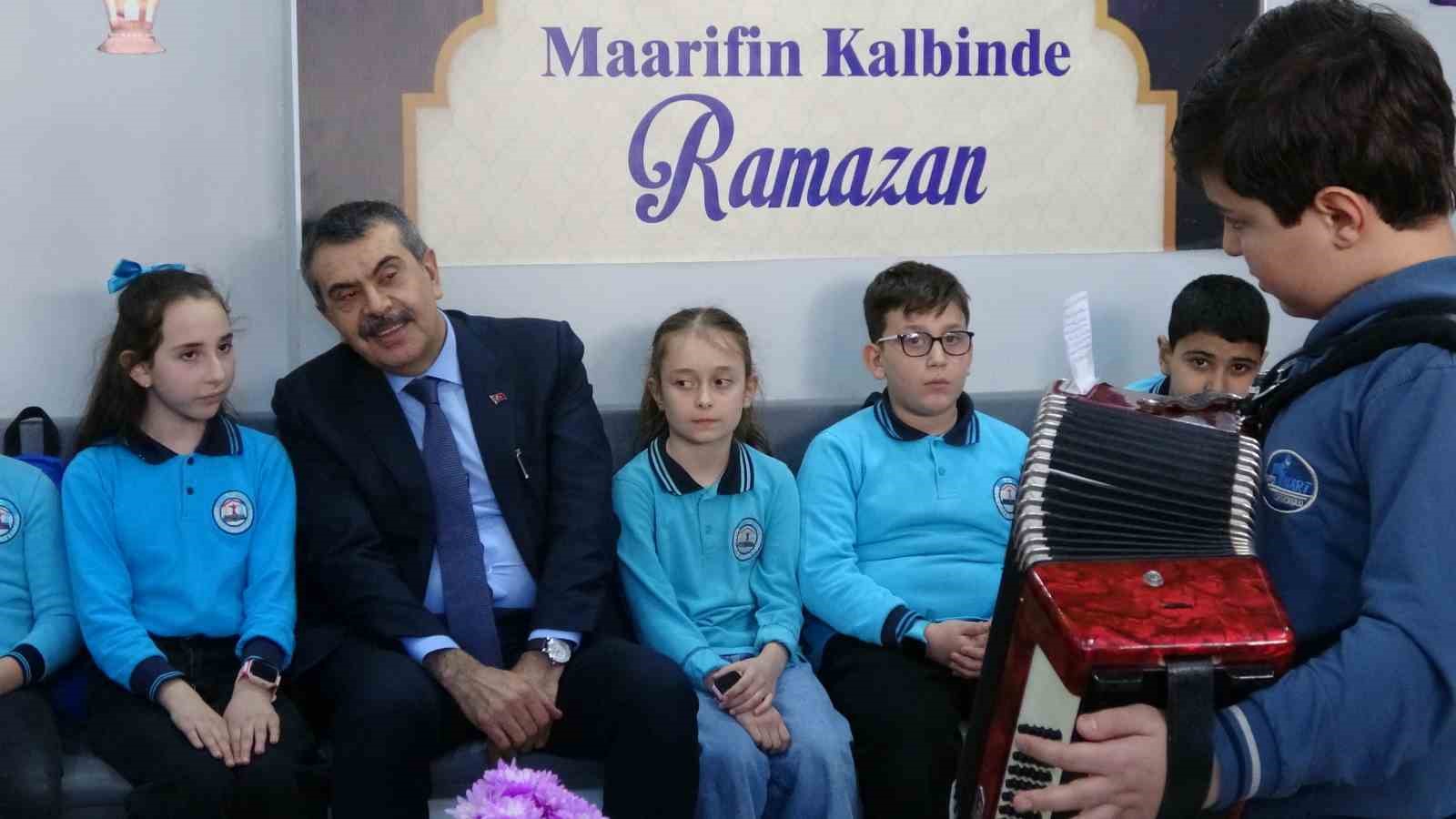 milli egitim bakani tekin artvinde ogrencilerle bir araya geldi 4 SF2KlbmO