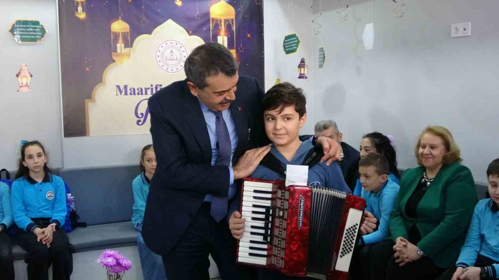 milli egitim bakani tekin artvinde ogrencilerle bir araya geldi 5 nT4nBUeq