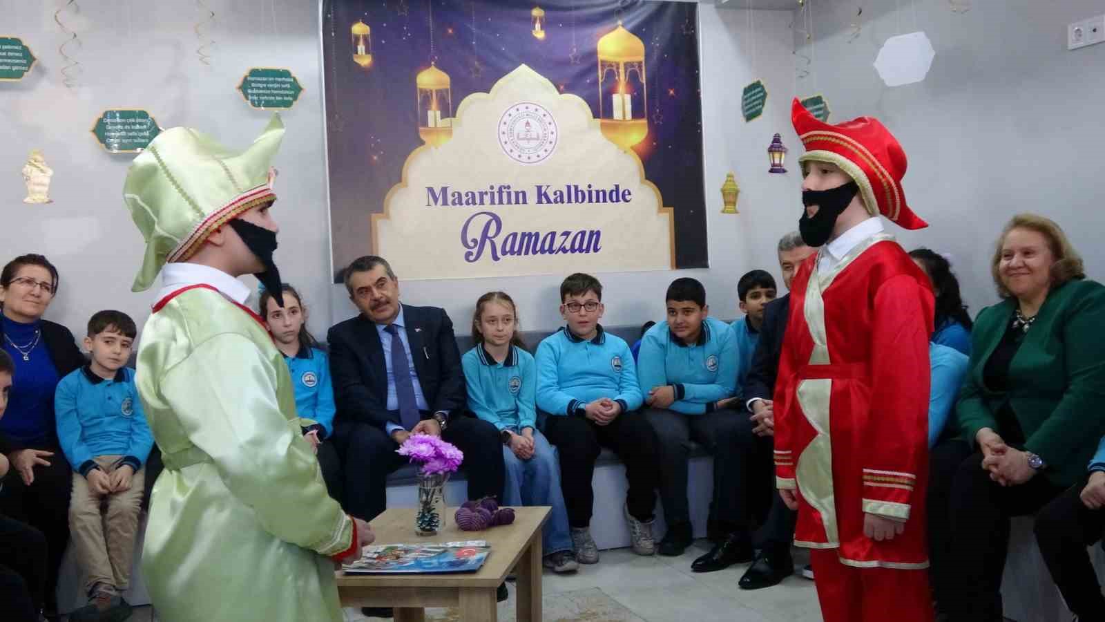 milli egitim bakani tekin artvinde ogrencilerle bir araya geldi 6