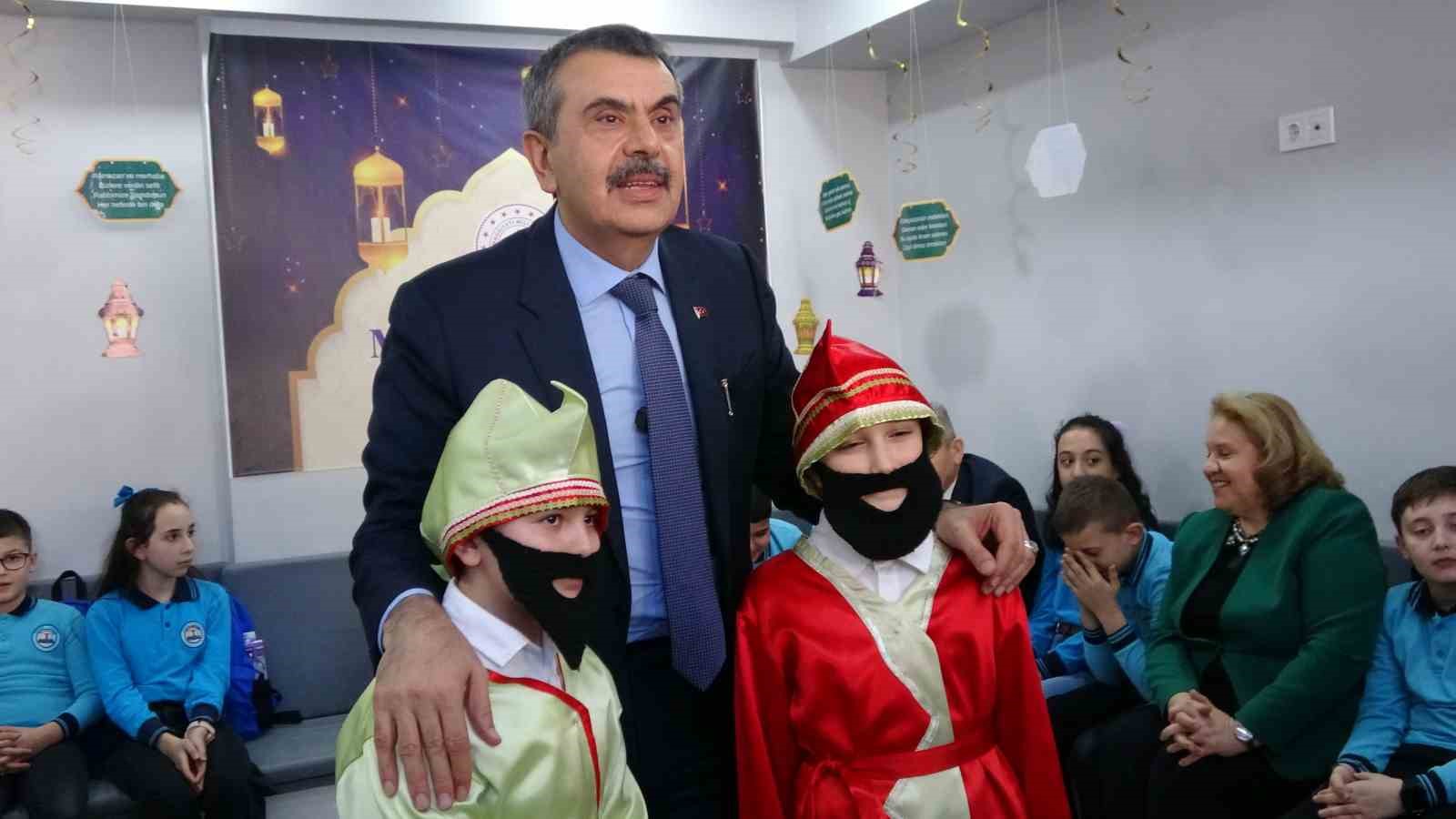 milli egitim bakani tekin artvinde ogrencilerle bir araya geldi 7 dYbpVkB6