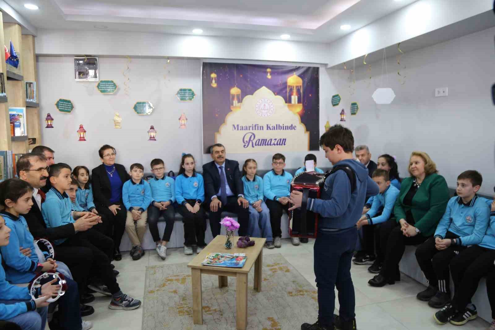 milli egitim bakani tekin artvinde ogrencilerle bir araya geldi 8