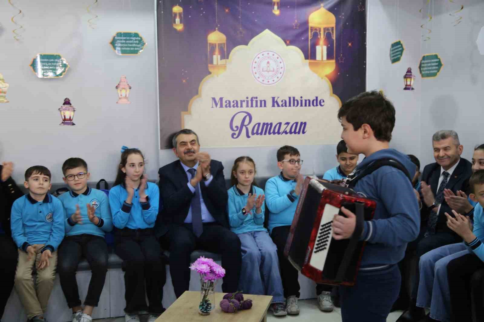 milli egitim bakani tekin artvinde ogrencilerle bir araya geldi 9 m91jYt77