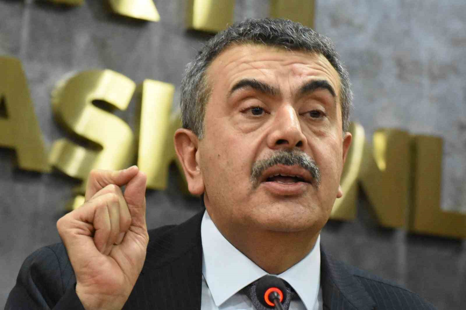 milli egitim bakani tekin chpde olanlari seyretmekten ulkem adina utaniyorum 0 OR7gBfdm