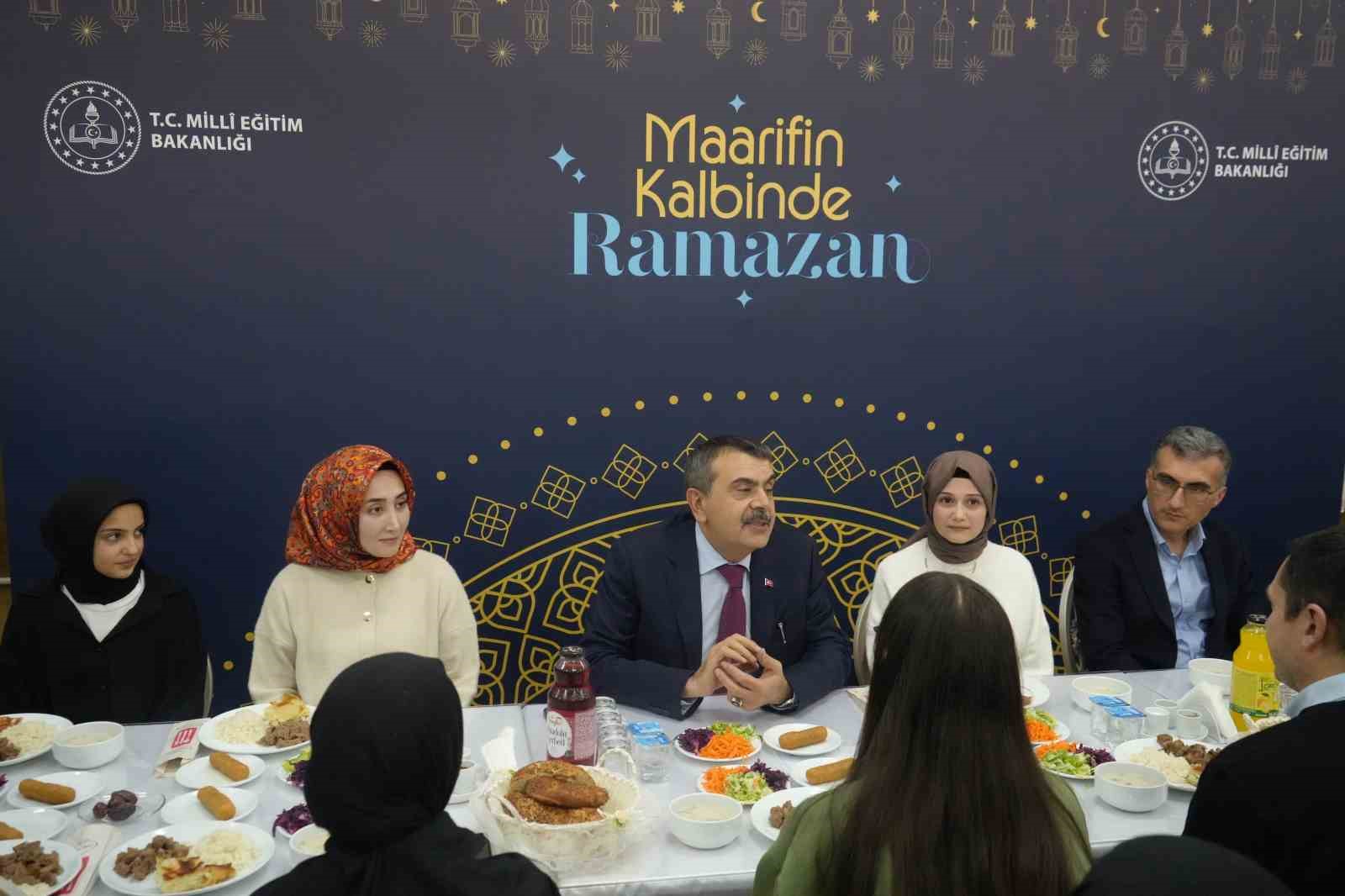 milli egitim bakani tekin erzurumda sehit aileleri ve gazilerle bulustu ilk iftarini ogrencilerle acti DOqSkjei