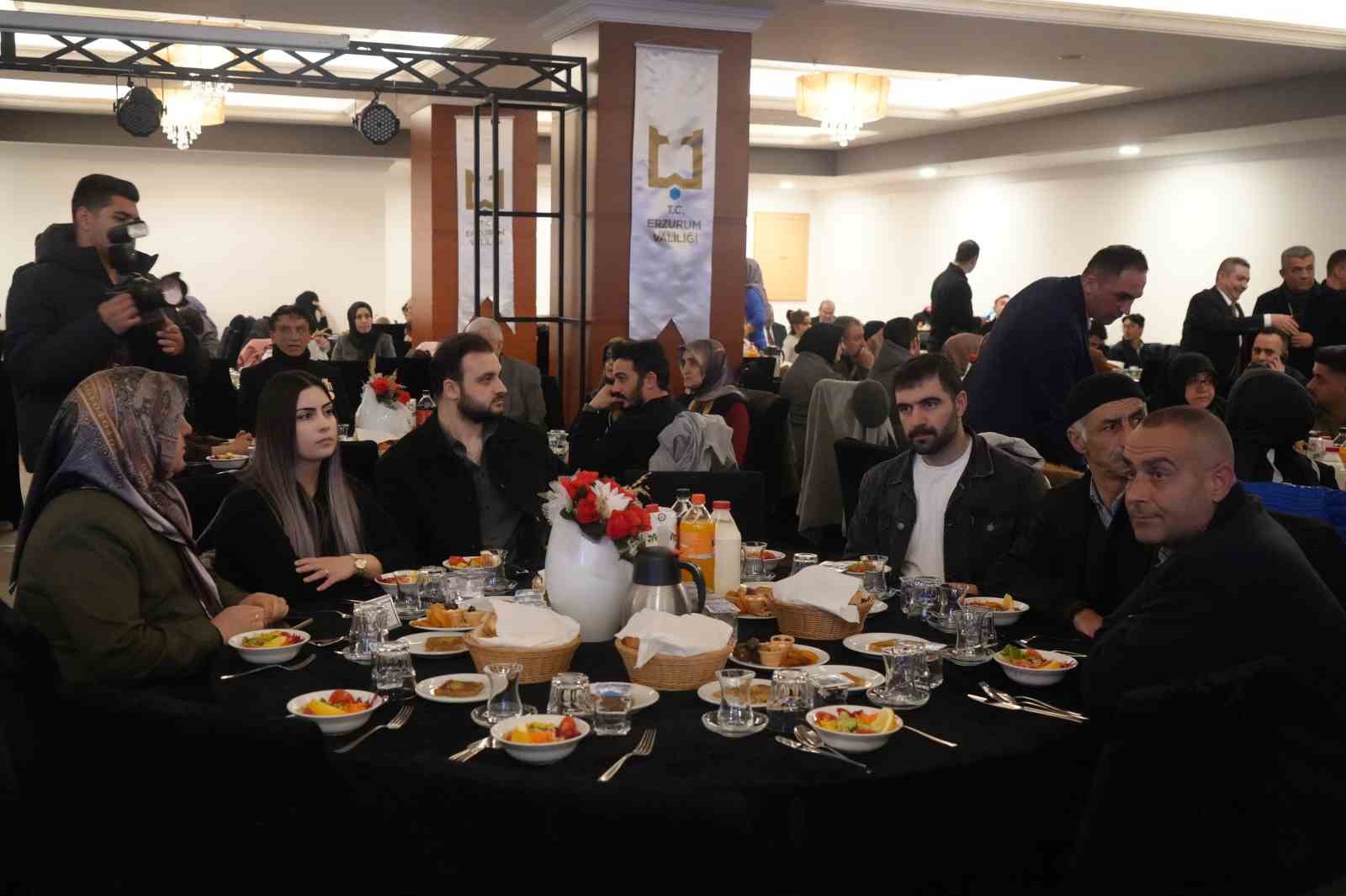 milli egitim bakani tekin erzurumda sehit aileleri ve gazilerle bulustu ilk iftarini ogrencilerle acti IY6h7EX3