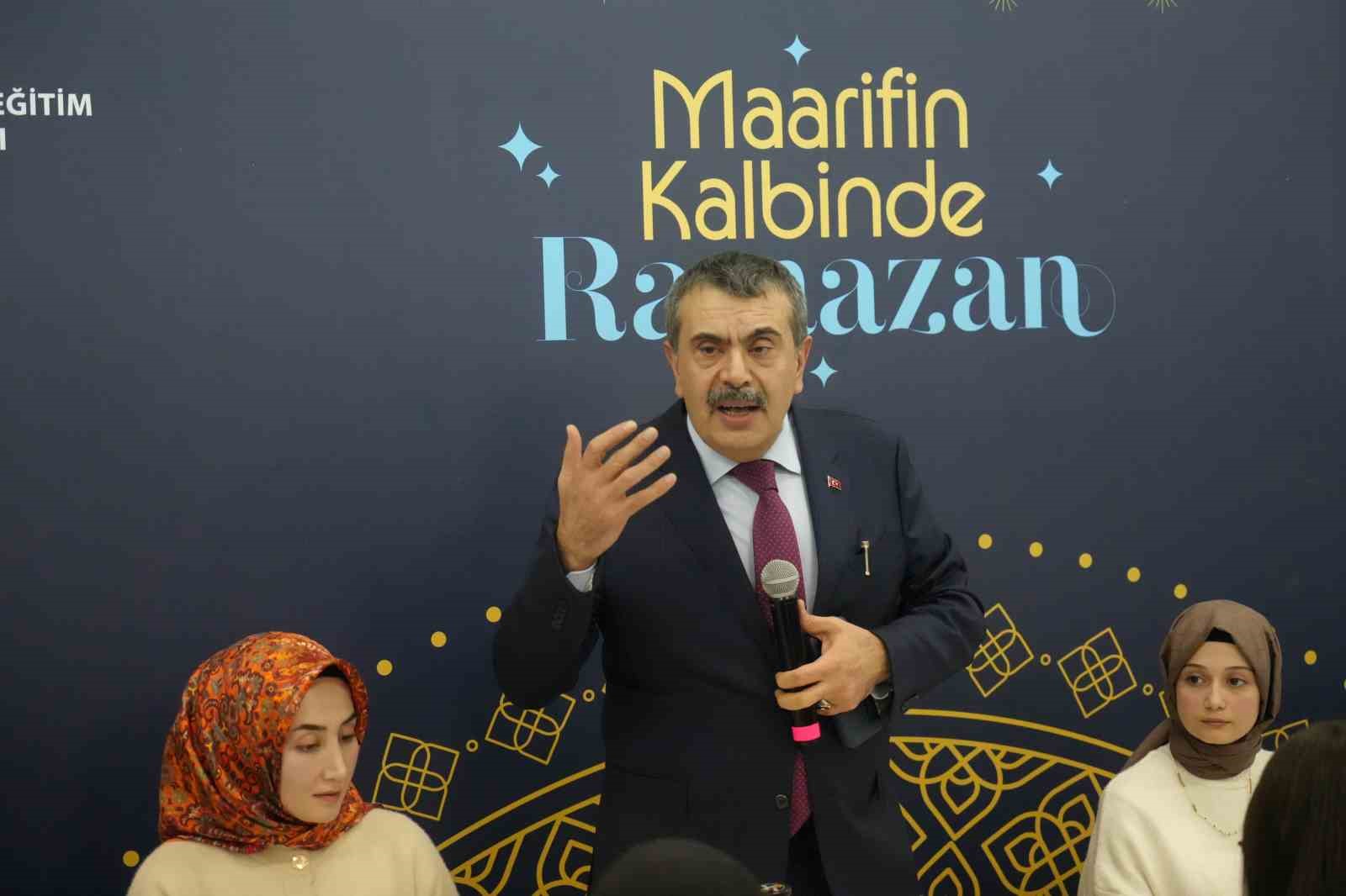 milli egitim bakani tekin erzurumda sehit aileleri ve gazilerle bulustu ilk iftarini ogrencilerle acti WBFdYWYj