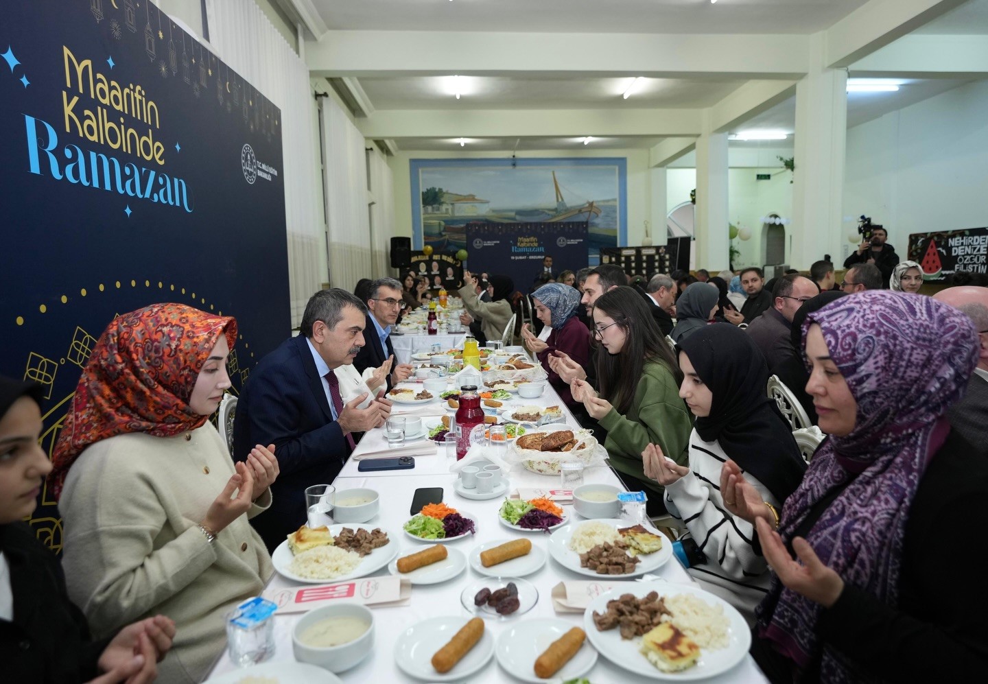 milli egitim bakani tekin erzurumda sehit aileleri ve gazilerle bulustu ilk iftarini ogrencilerle acti agj7M5Ti