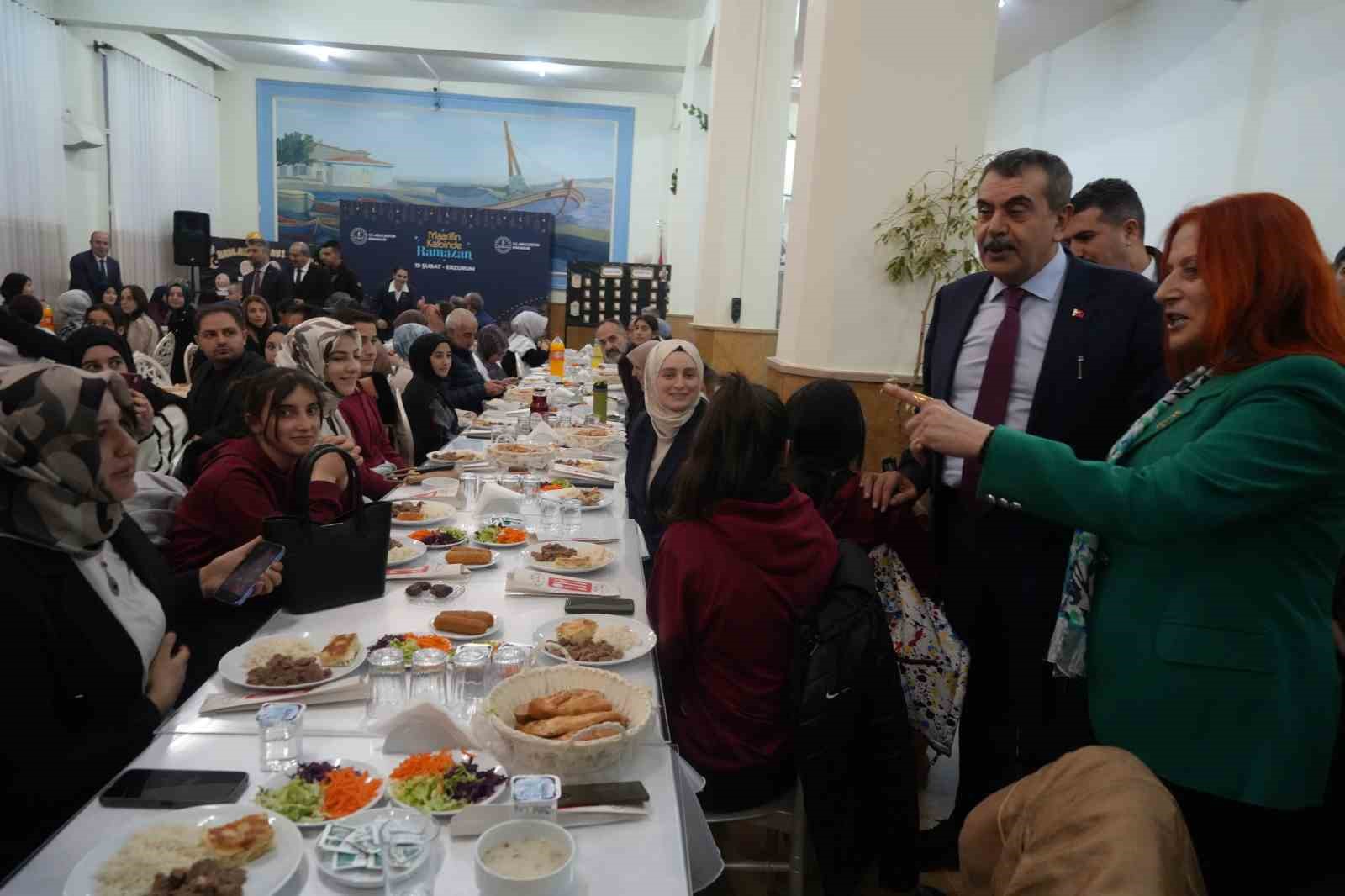 milli egitim bakani tekin erzurumda sehit aileleri ve gazilerle bulustu ilk iftarini ogrencilerle acti idAXhzMZ