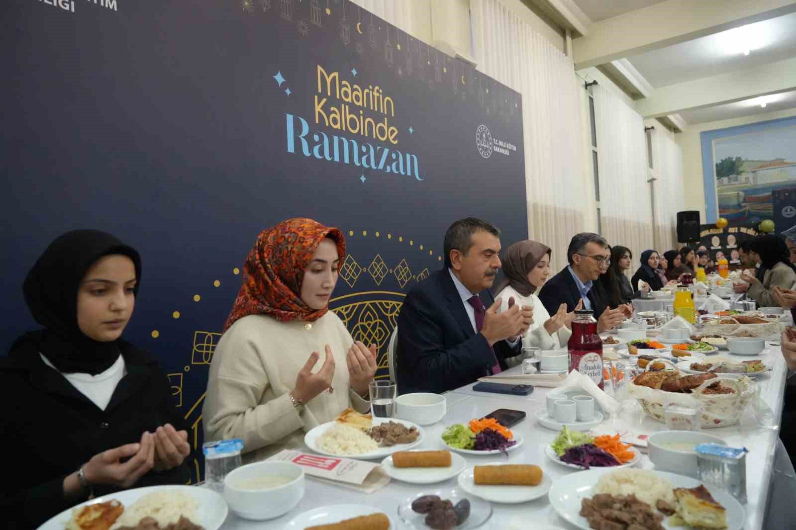 milli egitim bakani tekin erzurumda sehit aileleri ve gazilerle bulustu ilk iftarini ogrencilerle acti