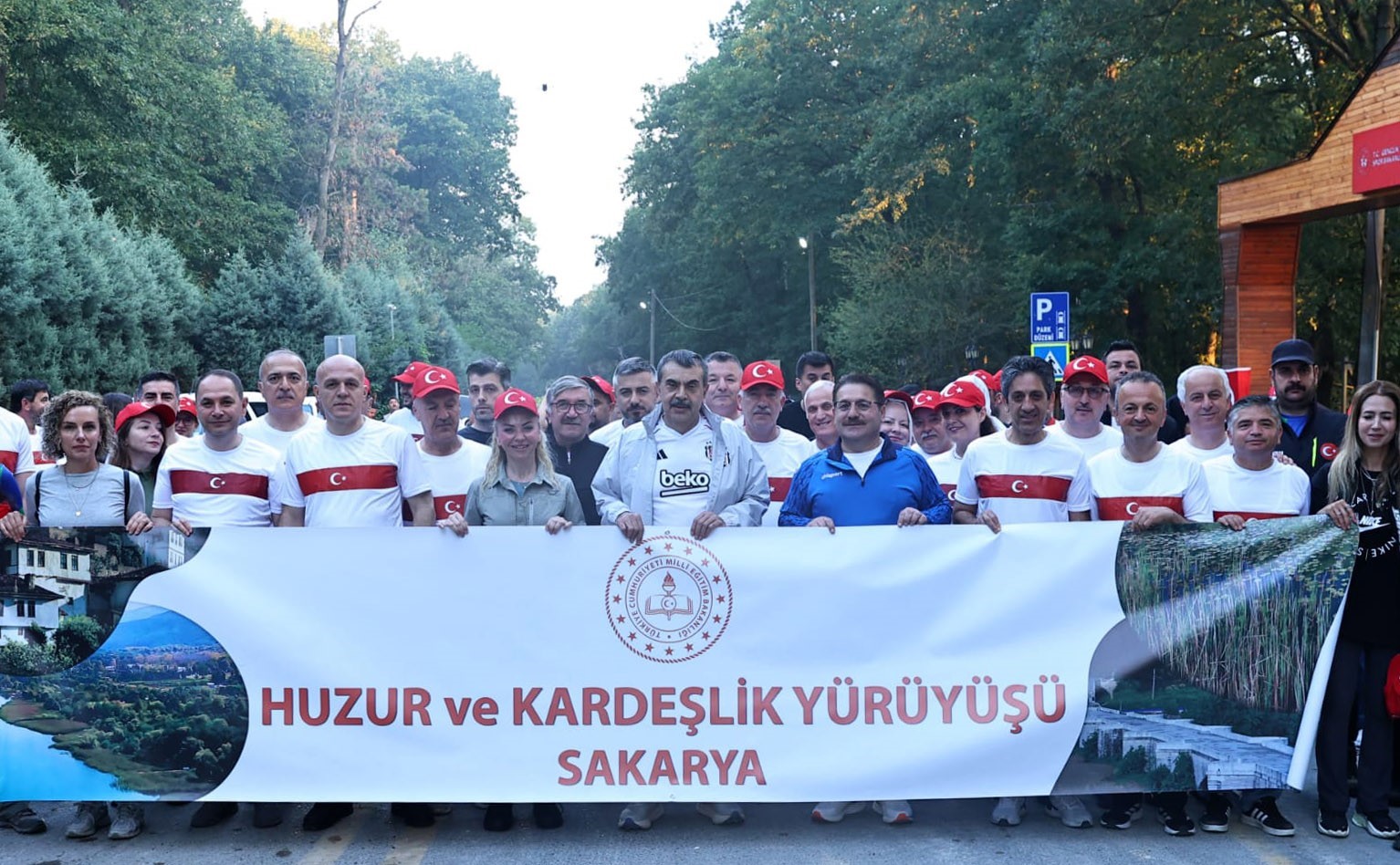 milli egitim bakani tekin sakaryada huzur ve kardeslik yuruyusune katildi 0 TjAnKfB1
