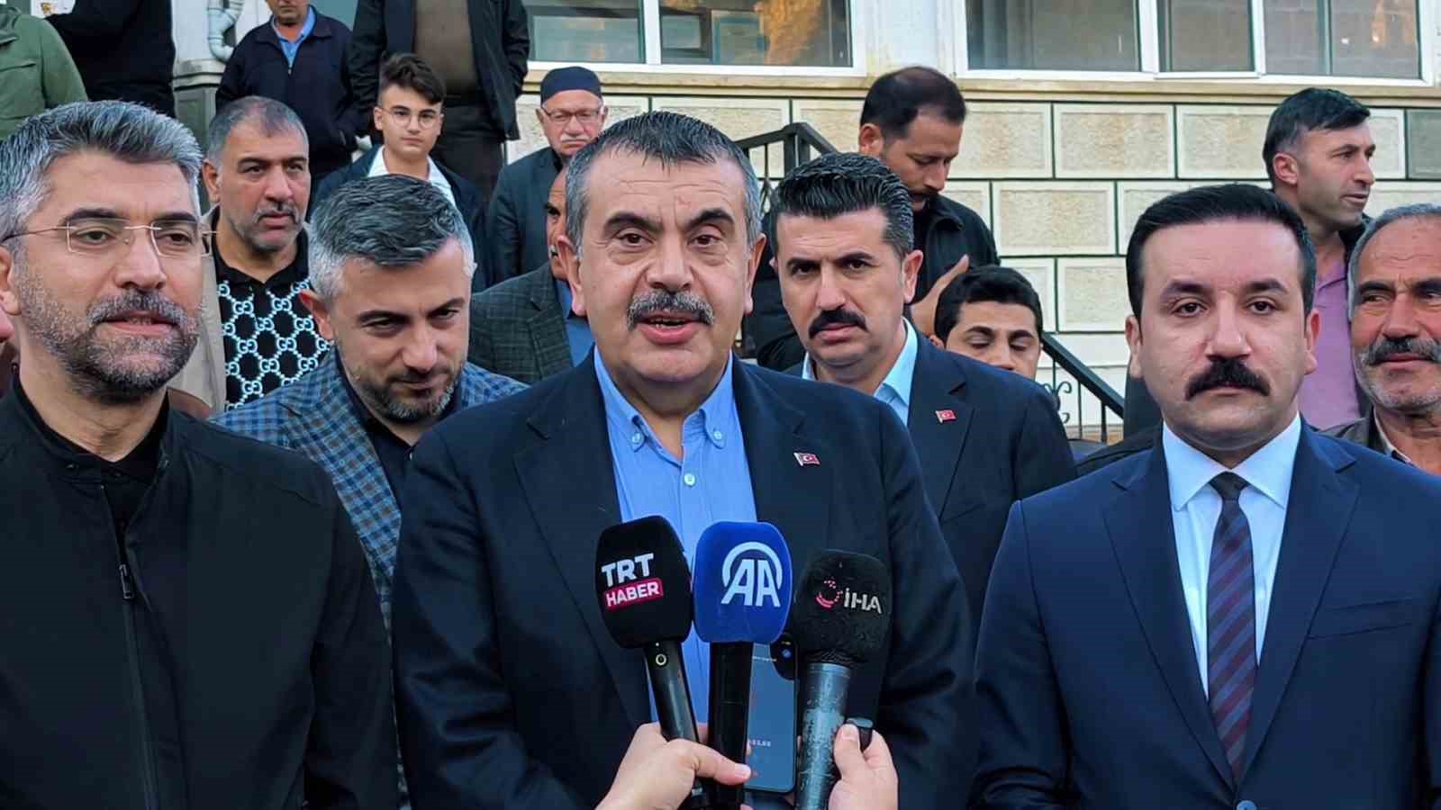 milli egitim bakani yusuf tekin bayram namazini baba ocagi uzunderede kildi 0 u8UNFCMz