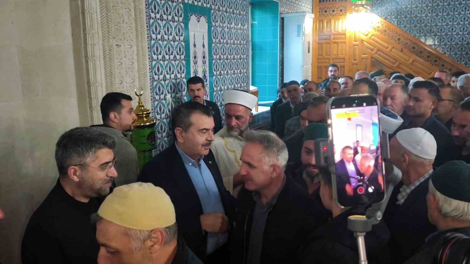 milli egitim bakani yusuf tekin bayram namazini baba ocagi uzunderede kildi 1 prXMCO7O