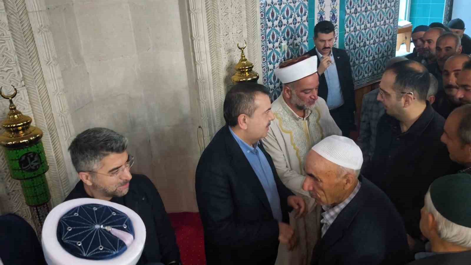 milli egitim bakani yusuf tekin bayram namazini baba ocagi uzunderede kildi 2 K3WHDd9E