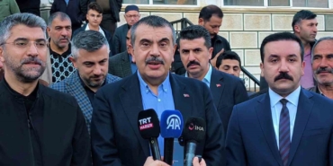milli-egitim-bakani-yusuf-tekin-bayram-namazini-baba-ocagi-uzunderede-kildi-EZ2kLTWw.jpg