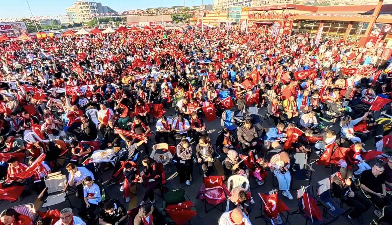Milli heyecan uyku uyutmadı: Binlerce vatandaş sabahın ilk ışıklarında alanlara akın etti 4 milli heyecan uyku uyutmadi binlerce vatandas sabahin ilk isiklarinda alanlara akin etti 0 LS9eRGLI