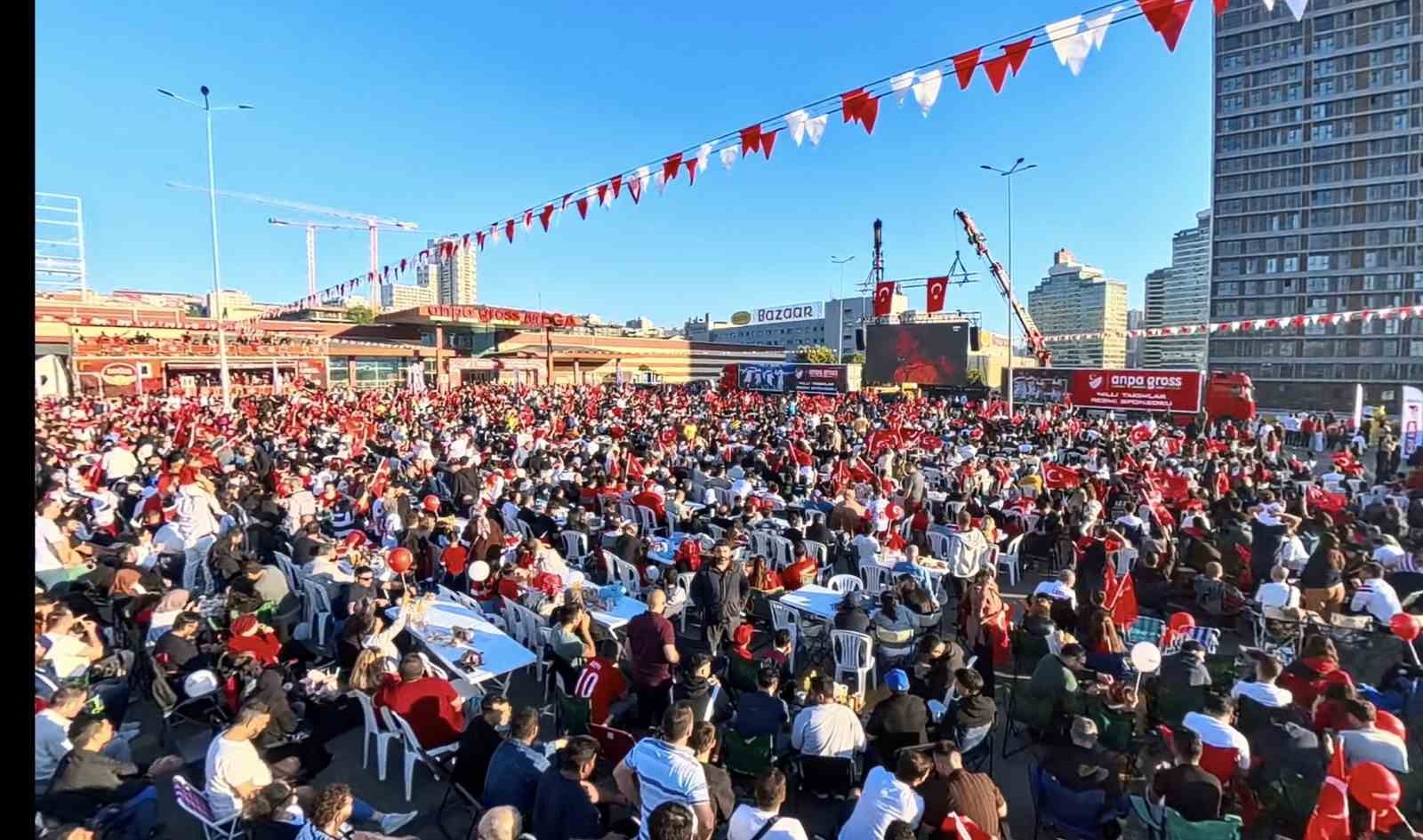 Milli heyecan uyku uyutmadı: Binlerce vatandaş sabahın ilk ışıklarında alanlara akın etti 5 milli heyecan uyku uyutmadi binlerce vatandas sabahin ilk isiklarinda alanlara akin etti 1 zaa4Qn7a