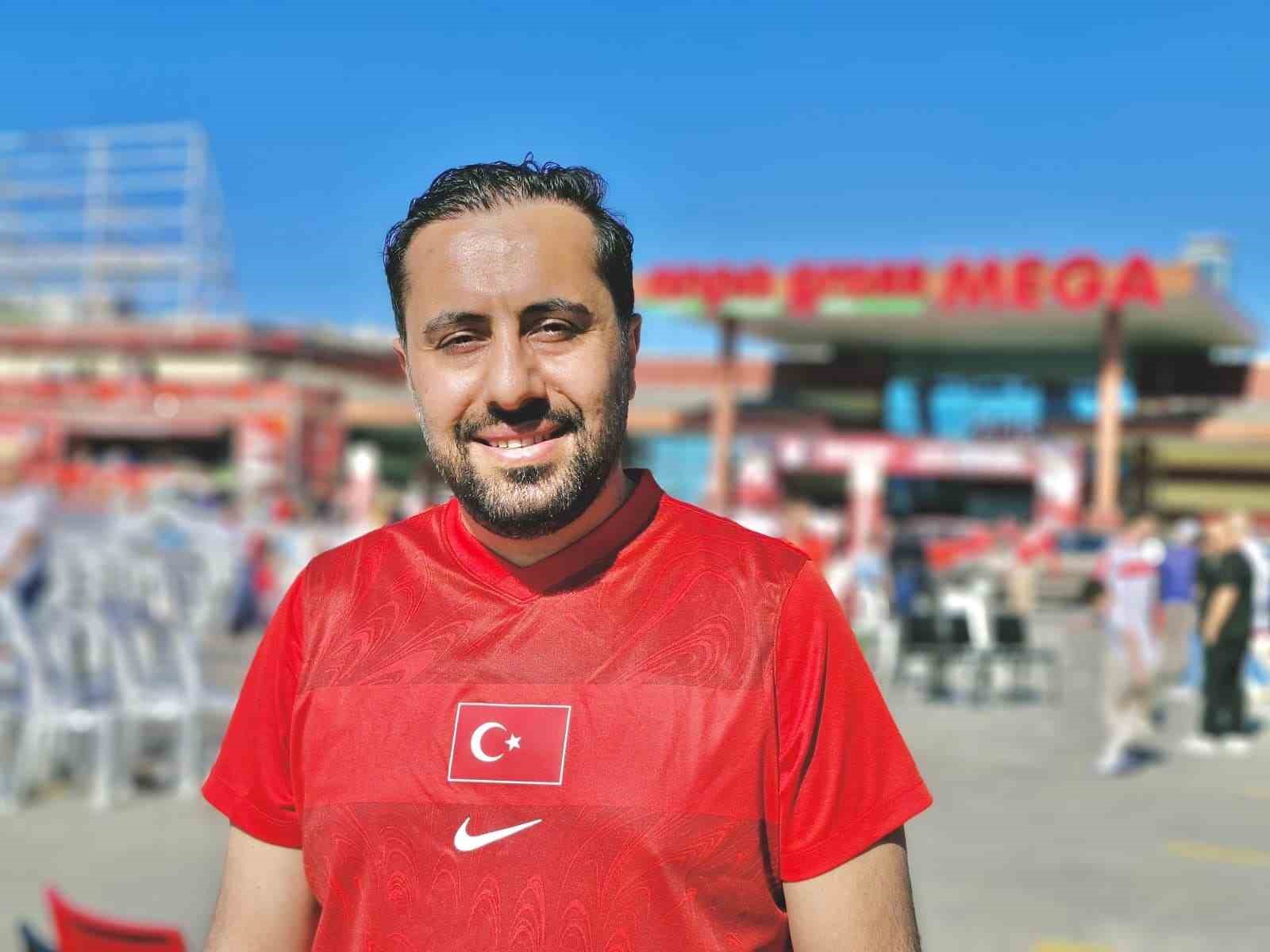 Milli heyecan uyku uyutmadı: Binlerce vatandaş sabahın ilk ışıklarında alanlara akın etti 7 milli heyecan uyku uyutmadi binlerce vatandas sabahin ilk isiklarinda alanlara akin etti 3 ha4DEsLZ
