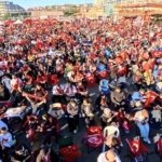 milli-heyecan-uyku-uyutmadi-binlerce-vatandas-sabahin-ilk-isiklarinda-alanlara-akin-etti-UFJE42Aw.jpg