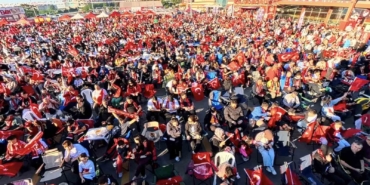 milli-heyecan-uyku-uyutmadi-binlerce-vatandas-sabahin-ilk-isiklarinda-alanlara-akin-etti-UFJE42Aw.jpg