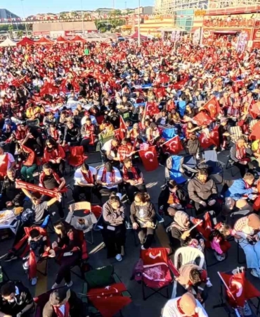 milli-heyecan-uyku-uyutmadi-binlerce-vatandas-sabahin-ilk-isiklarinda-alanlara-akin-etti-UFJE42Aw.jpg