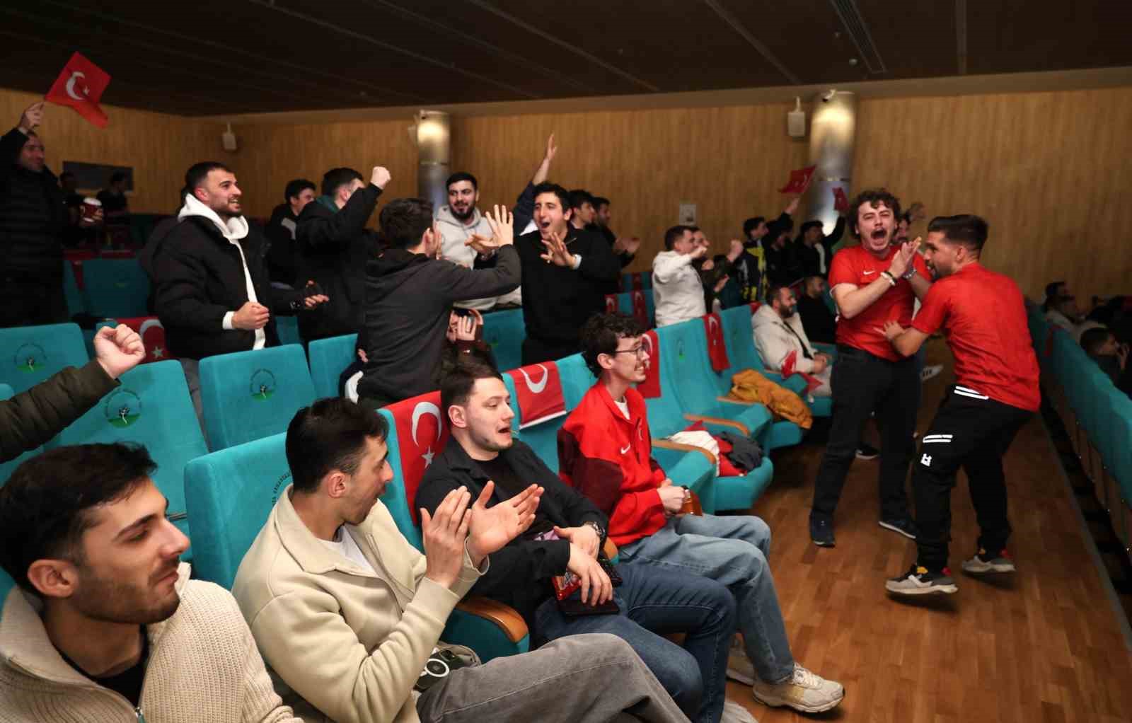 milli mac heyecani osmangazide dev ekranda yasandi 0 ZimGLXMH
