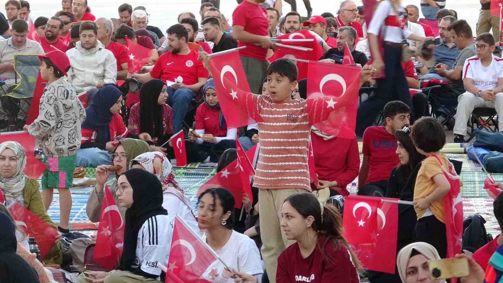 milli mac heyecanini ihl bahcesinde dev ekranda izlediler 0 KF7Esaqa