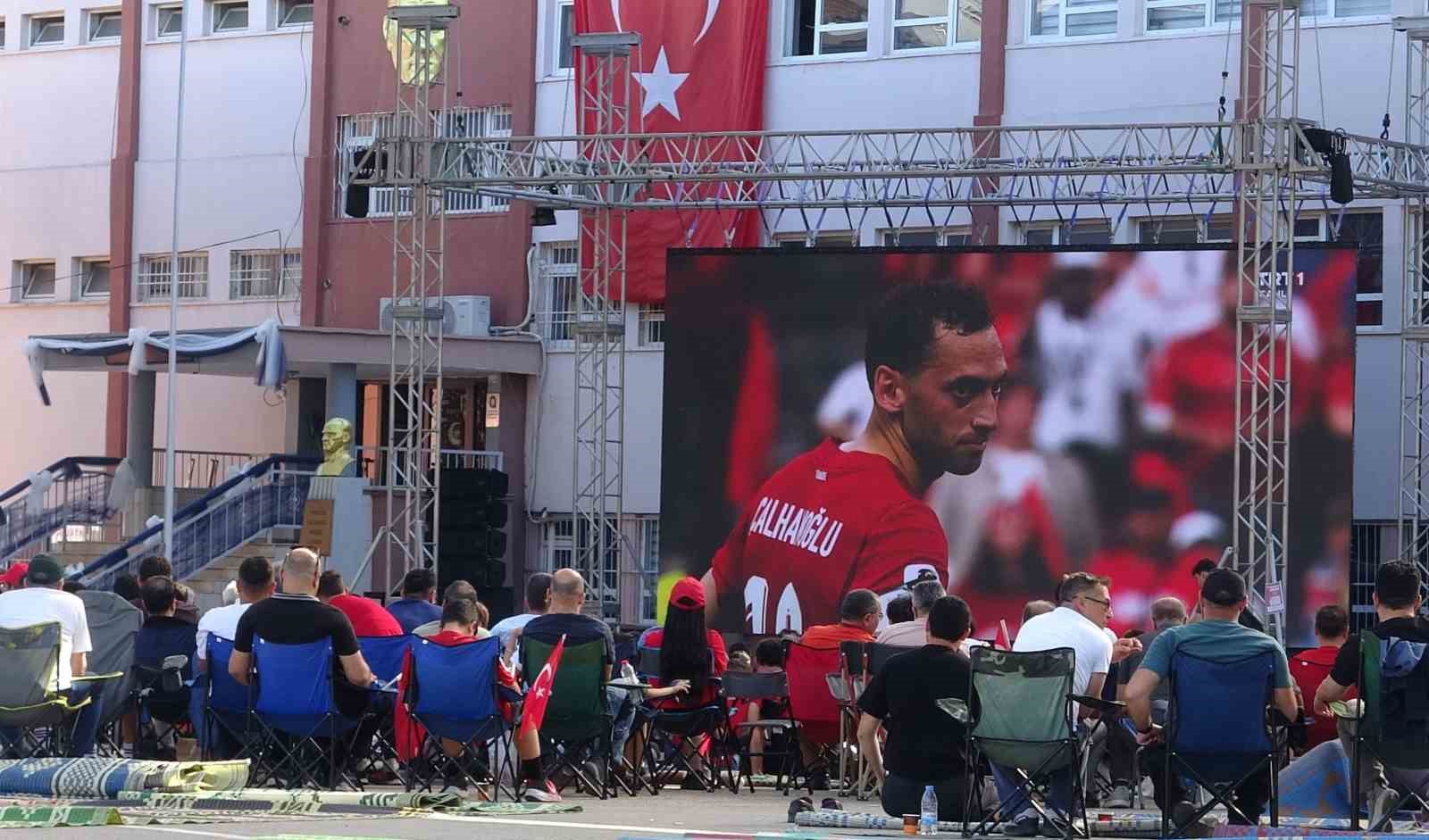 milli mac heyecanini ihl bahcesinde dev ekranda izlediler 10 QBmlcL3G
