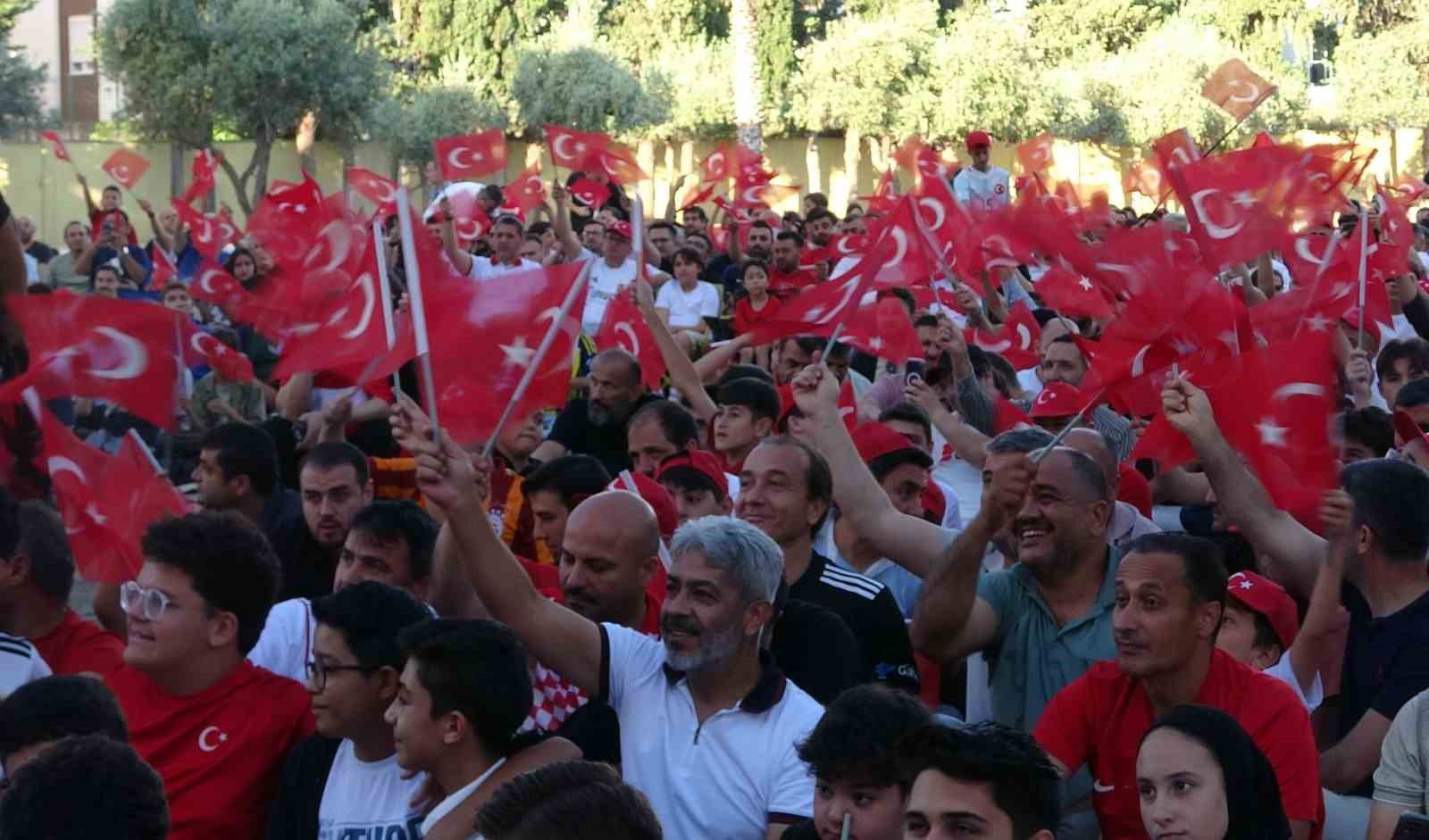 milli mac heyecanini ihl bahcesinde dev ekranda izlediler 2 w56WbLSR