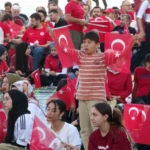 milli-mac-heyecanini-ihl-bahcesinde-dev-ekranda-izlediler-Qq7kmNsn.jpg