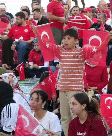 milli-mac-heyecanini-ihl-bahcesinde-dev-ekranda-izlediler-Qq7kmNsn.jpg