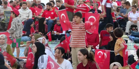 Milli maç heyecanını İHL bahçesinde dev ekranda izlediler