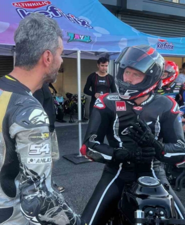 milli-motosikletciler-ve-oyuncu-kivanc-tatlitug-kocaelide-piste-cikti-l1PvpFEW.jpg