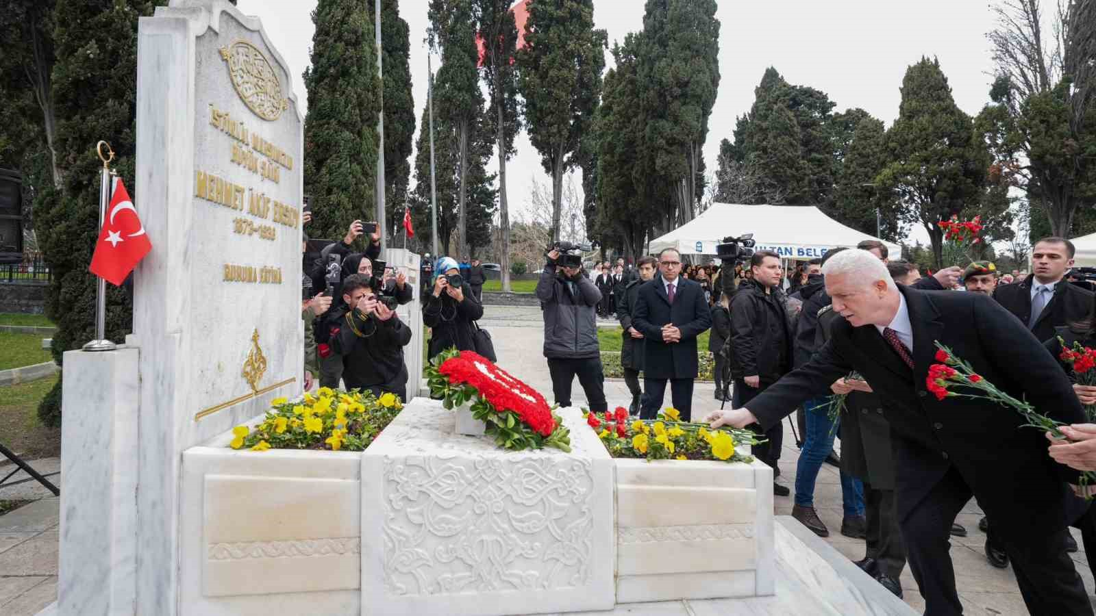 milli sair mehmet akif ersoy istiklal marsinin kabulunun 105inci yilinda kabri basinda anildi 2 GZKwr5hz