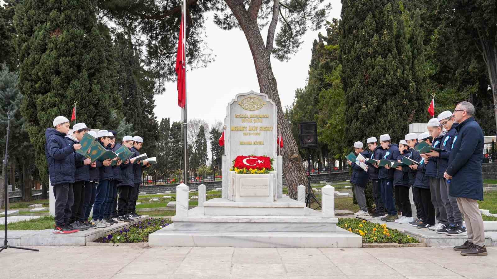 milli sair mehmet akif ersoy istiklal marsinin kabulunun 105inci yilinda kabri basinda anildi 3 fydEkOuf