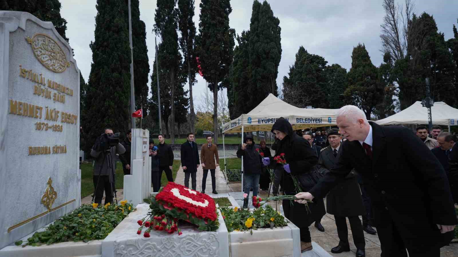 milli sair mehmet akif ersoy mezari basinda anildi 0 N7zJi3rf