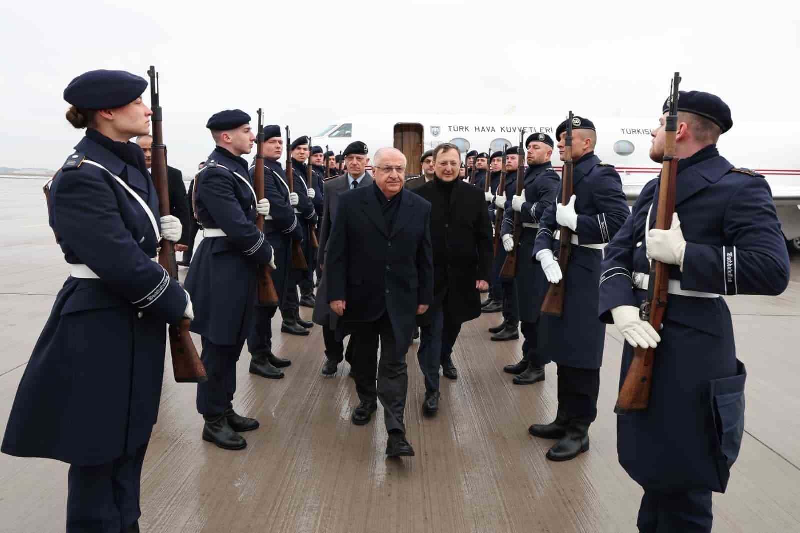 milli savunma bakani guler almanyada 0 LQdUYvBu