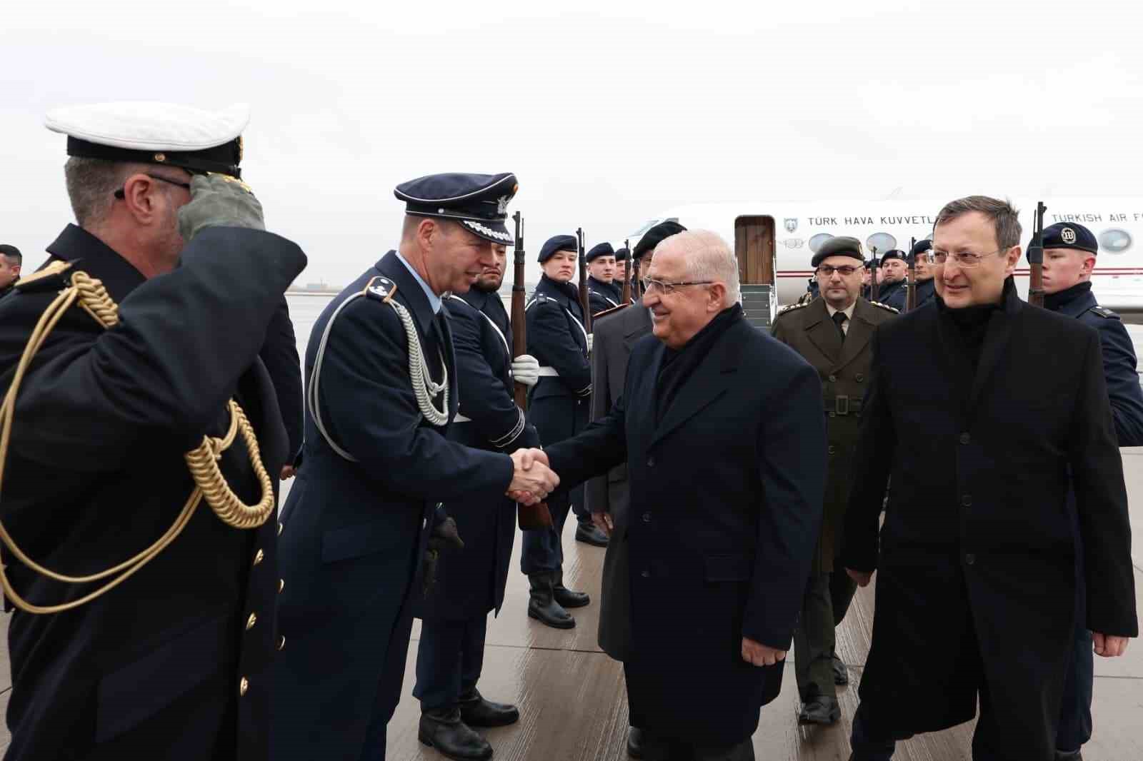 milli savunma bakani guler almanyada 1 t4HsEhyf